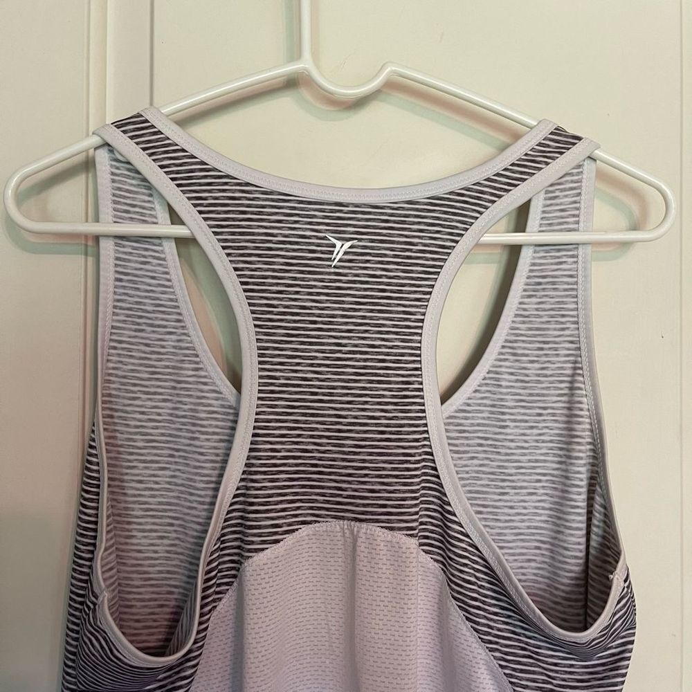 Old Navy Womens tank top XL (16)
Semi-fitted
Gray/white - Picture 6 of 7